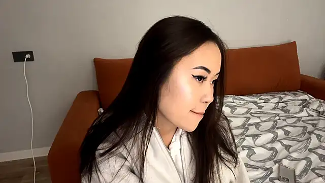 Ur neighbor Kira online show from 11/03/25, 11:55