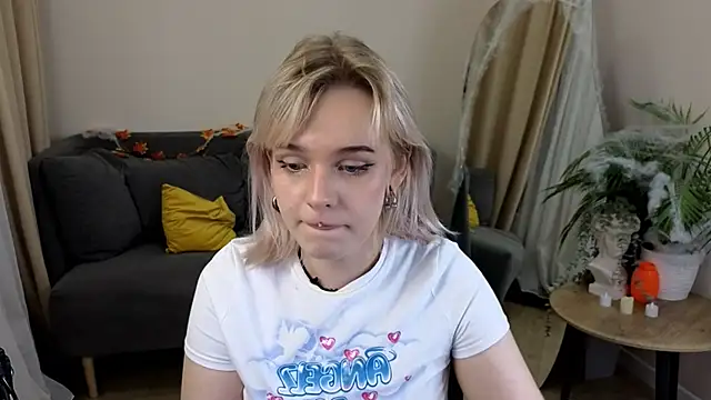 Snapshot of MayWins chatting on 10/29/25, 09:27 MayWins online show from 10/29/25, 09:27