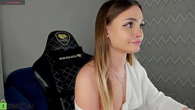 Snapshot of KarinaBroks chatting on 11/03/25, 11:22 KarinaBroks online show from 11/03/25, 11:22