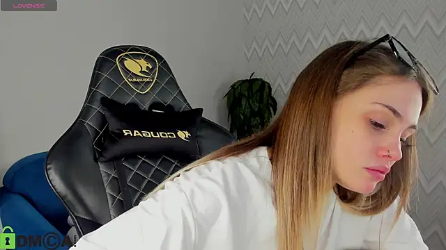 Snapshot of KarinaBroks chatting on 11/04/25, 08:30 KarinaBroks online show from 11/04/25, 08:30