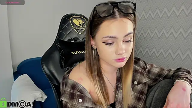 Snapshot of KarinaBroks chatting on 11/12/25, 01:00 KarinaBroks online show from 11/12/25, 01:00