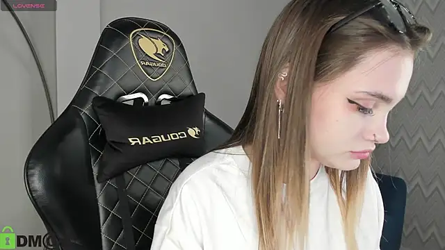 Snapshot of KarinaBroks chatting on 11/21/25, 11:31 KarinaBroks online show from 11/21/25, 11:31