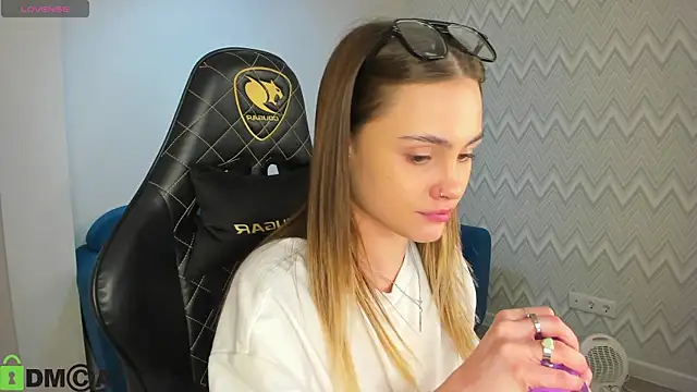 Snapshot of KarinaBroks chatting on 11/25/25, 09:42 KarinaBroks online show from 11/25/25, 09:42