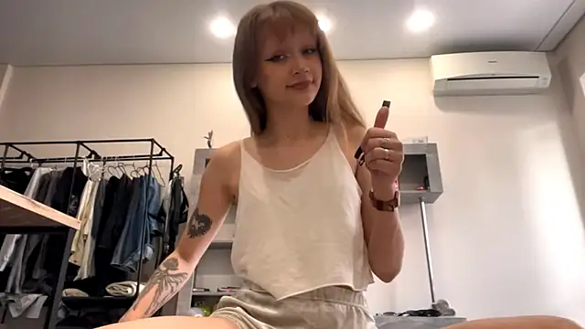 ElissaMikrot online show from 10/19/25, 01:23