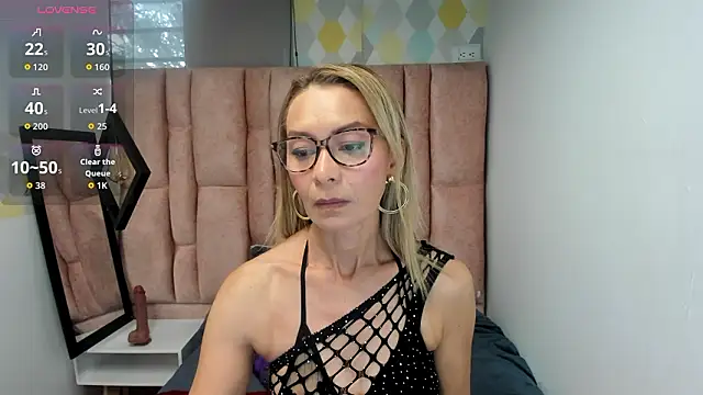Issa Milf   online show from 03/05/26, 01:18