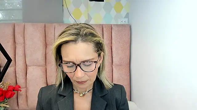 Snapshot of Issa_Milf__ chatting on 06/19/26, 04:22 Issa Milf online show from 06/19/26, 04:22