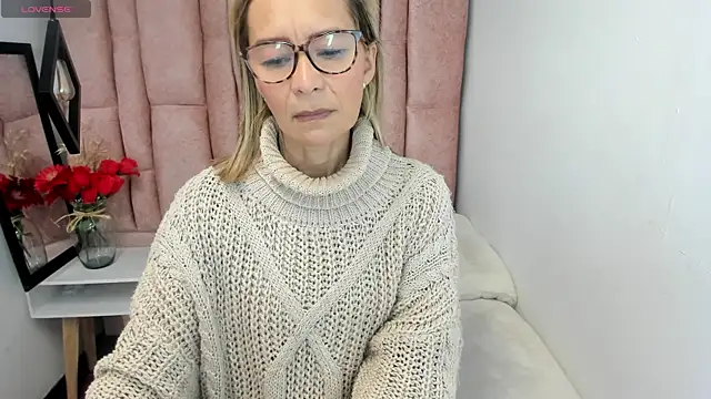 Snapshot of Issa_Milf__ chatting on 06/20/26, 01:47 Issa Milf online show from 06/20/26, 01:47