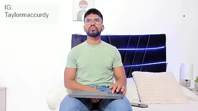 Taylormaccurdy  online show from 11/20/25, 02:06