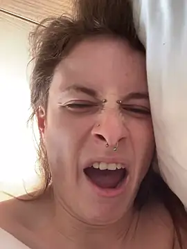 GoldenPussy1329 online show from 02/22/26, 04:16