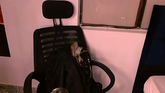 Snapshot of ChloePetite_0 chatting on 11/08/25, 07:01 ChloePetite 0 online show from 11/08/25, 07:01