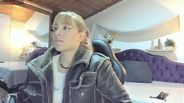 Snapshot of sophialyh_1 chatting on 12/19/25, 12:34 sophialyh 1 online show from 12/19/25, 12:34