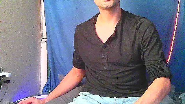 Snapshot of highinhtxx chatting on 10/10/25, 05:23 highinhtxx online show from 10/10/25, 05:23