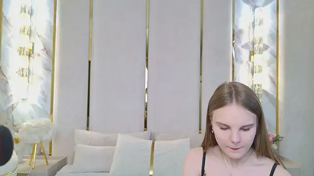 Snapshot of Lili_Lohan chatting on 05/19/26, 05:03 Lili Lohan online show from 05/19/26, 05:03
