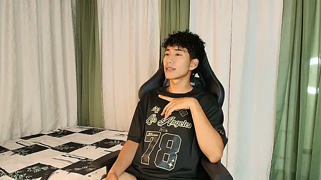 Snapshot of Mike_Duff chatting on 12/19/25, 04:52 Mike Duff online show from 12/19/25, 04:52