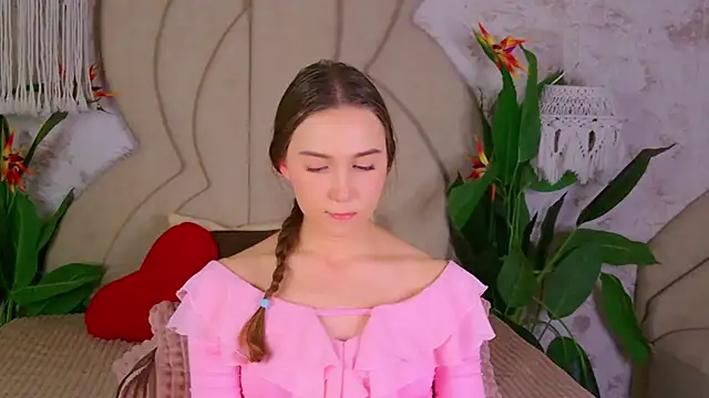 Snapshot of OliviaLay chatting on 11/18/25, 05:28 OliviaLay online show from 11/18/25, 05:28