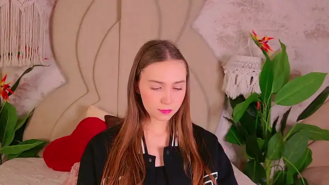 Snapshot of OliviaLay chatting on 11/23/25, 10:59 OliviaLay online show from 11/23/25, 10:59