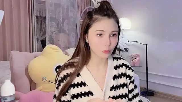 Snapshot of Titi-175 chatting on 10/27/25, 11:14 Titi-175 online show from 10/27/25, 11:14