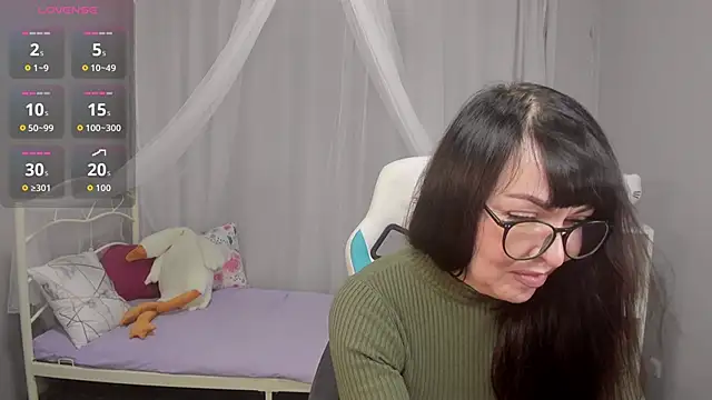 Snapshot of LindaRomero chatting on 11/08/25, 10:04 LindaRomero online show from 11/08/25, 10:04