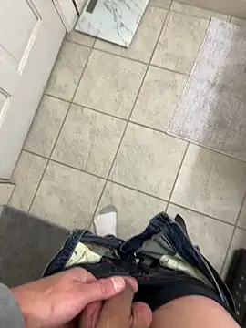 Snapshot of littleguybigdick1564 chatting on 11/22/25, 11:37 littleguybigdick1564 online show from 11/22/25, 11:37