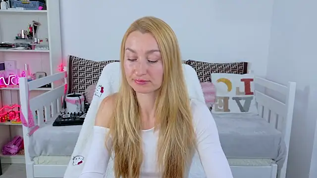 MysticRoxanne online show from 12/21/25, 10:44