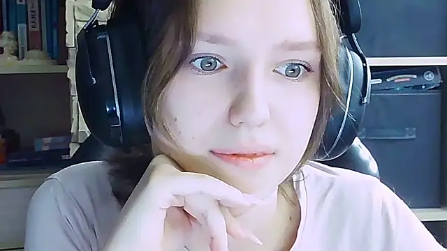 Snapshot of Diana-back chatting on 09/30/25, 06:07 Diana-back online show from 09/30/25, 06:07