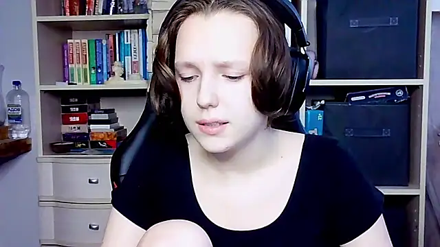 Snapshot of Diana-back chatting on 10/13/25, 07:41 Diana-back online show from 10/13/25, 07:41