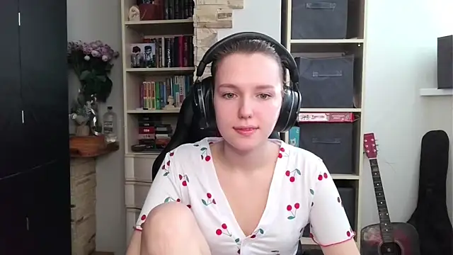 Snapshot of Diana-back chatting on 10/30/25, 07:21 Diana-back online show from 10/30/25, 07:21