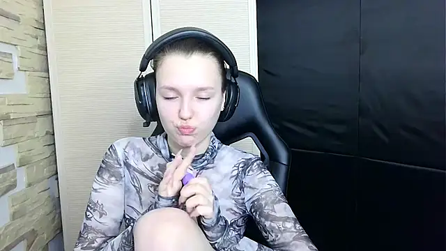 Snapshot of Diana-back chatting on 11/12/25, 11:54 Diana-back online show from 11/12/25, 11:54