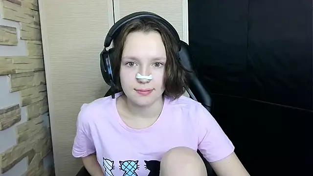 Snapshot of Diana-back chatting on 11/13/25, 12:26 Diana-back online show from 11/13/25, 12:26