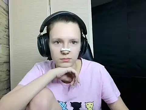 Snapshot of Diana-back chatting on 11/15/25, 01:18 Diana-back online show from 11/15/25, 01:18