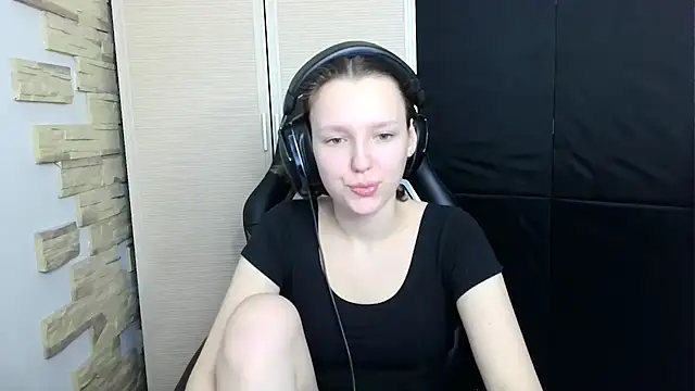 Snapshot of Diana-back chatting on 11/19/25, 12:05 Diana-back online show from 11/19/25, 12:05