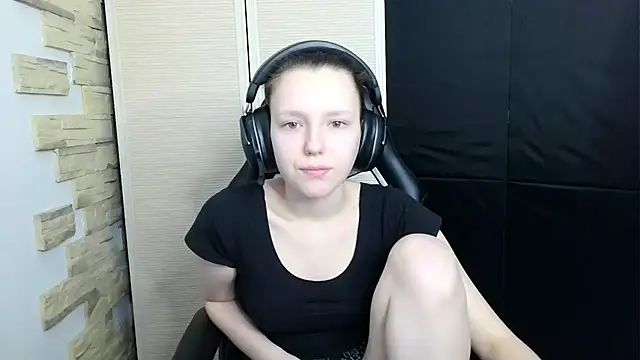 Snapshot of Diana-back chatting on 11/20/25, 12:05 Diana-back online show from 11/20/25, 12:05