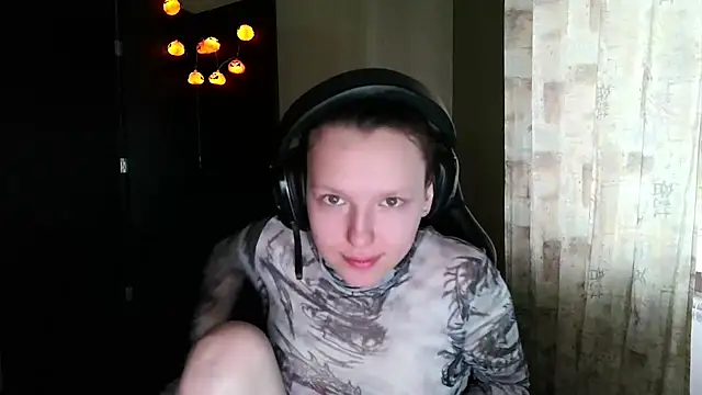 Snapshot of Diana-back chatting on 12/14/25, 11:59 Diana-back online show from 12/14/25, 11:59