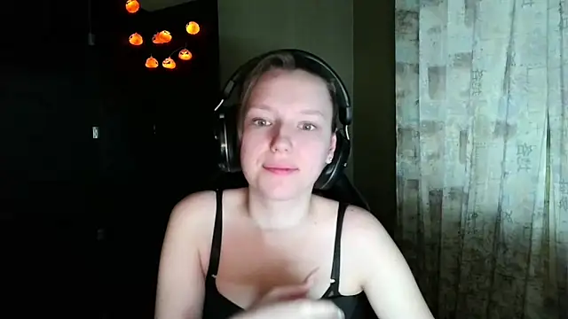 Snapshot of Diana-back chatting on 12/19/25, 12:12 Diana-back online show from 12/19/25, 12:12