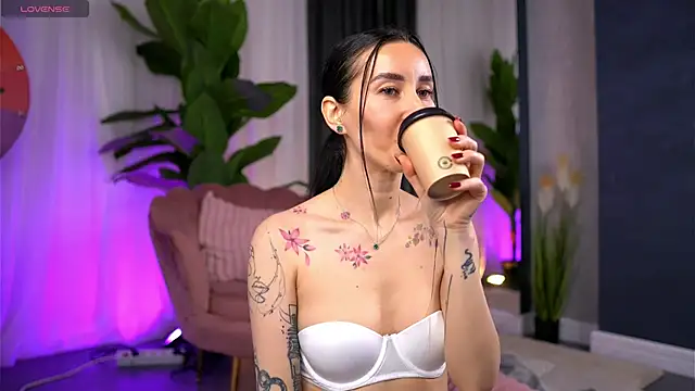 SerenaVelour online show from 10/23/25, 10:03