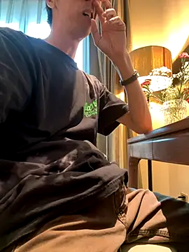 Snapshot of HenryLee1983-cums chatting on 10/07/25, 08:33 HenryLee1983-cums online show from 10/07/25, 08:33