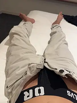 Snapshot of HenryLee1983-cums chatting on 11/26/25, 02:40 HenryLee1983-cums online show from 11/26/25, 02:40