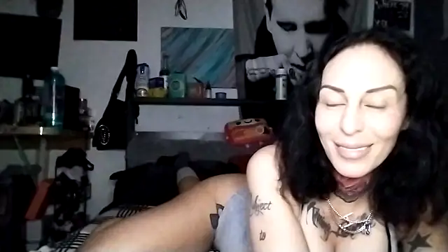 inkdhollow1 online show from 10/09/25, 02:53