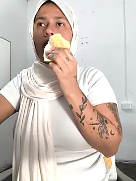 Snapshot of Nadia_hasbun chatting on 12/13/25, 10:04 Nadia hasbun online show from 12/13/25, 10:04