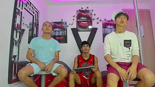 Snapshot of VERY_HOT_GUYS chatting on 10/01/25, 01:33 VERY HOT GUYS online show from 10/01/25, 01:33