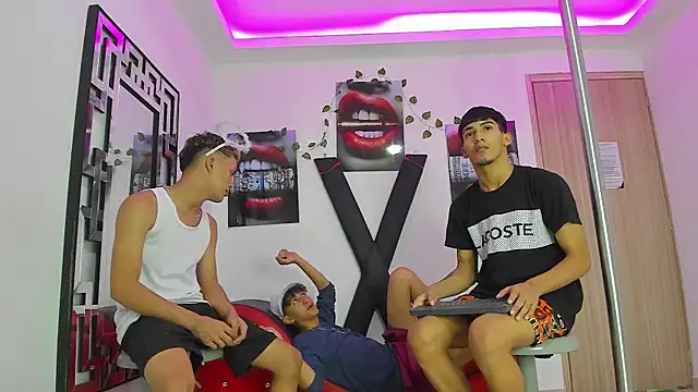 Snapshot of VERY_HOT_GUYS chatting on 10/02/25, 02:07 VERY HOT GUYS online show from 10/02/25, 02:07