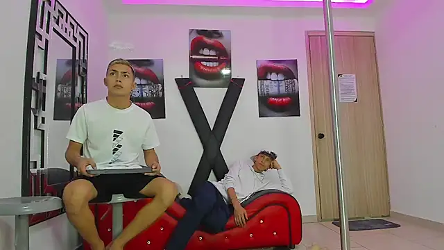 Snapshot of VERY_HOT_GUYS chatting on 10/03/25, 01:35 VERY HOT GUYS online show from 10/03/25, 01:35