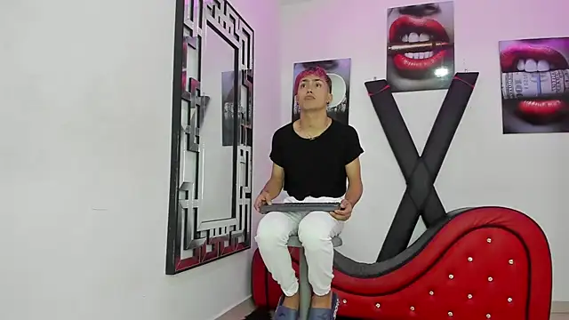 Snapshot of VERY_HOT_GUYS chatting on 11/06/25, 01:28 VERY HOT GUYS online show from 11/06/25, 01:28