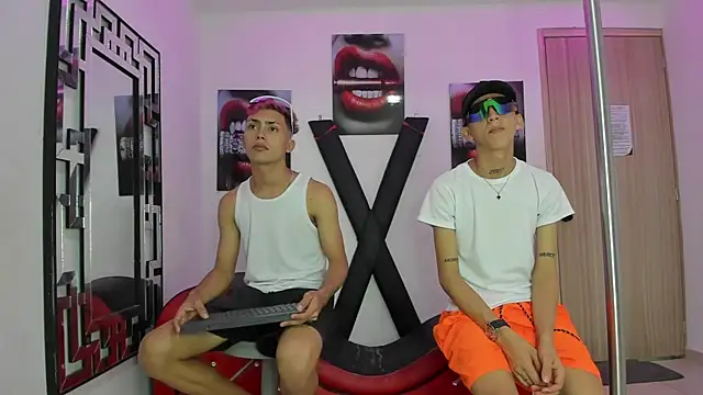 Snapshot of VERY_HOT_GUYS chatting on 11/16/25, 01:33 VERY HOT GUYS online show from 11/16/25, 01:33