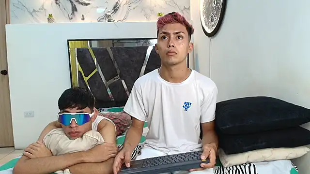 Snapshot of VERY_HOT_GUYS chatting on 11/23/25, 01:33 VERY HOT GUYS online show from 11/23/25, 01:33