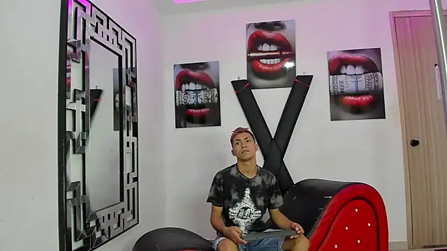 Snapshot of VERY_HOT_GUYS chatting on 11/27/25, 01:13 VERY HOT GUYS online show from 11/27/25, 01:13