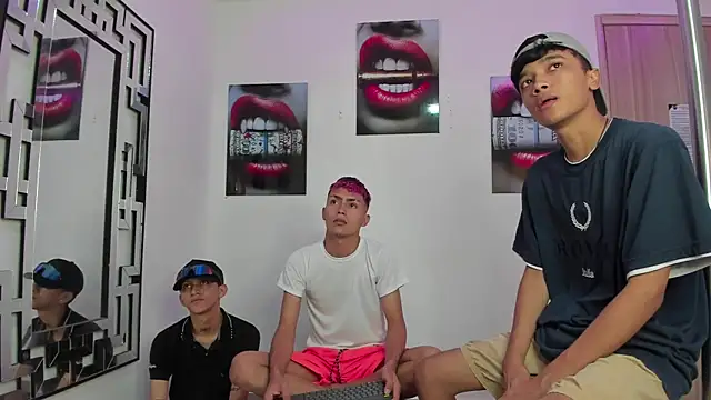 Snapshot of VERY_HOT_GUYS chatting on 12/05/25, 01:09 VERY HOT GUYS online show from 12/05/25, 01:09