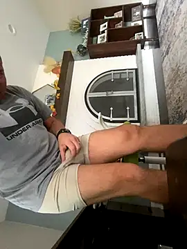 Snapshot of daddyshark83 chatting on 11/04/25, 03:22 daddyshark83 online show from 11/04/25, 03:22