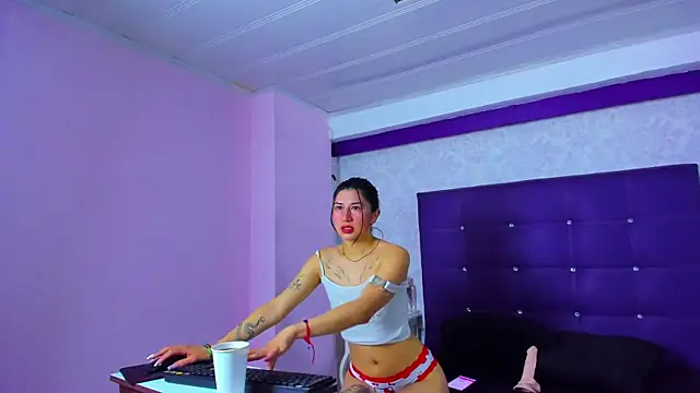 LeaMoreau22 online show from 12/02/25, 12:32