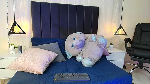 Snapshot of Rubyvixxen_ chatting on 10/04/25, 03:15 Rubyvixxen online show from 10/04/25, 03:15